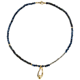 Azade Κολιέ με Μπλε Χάντρες και Ανάγλυφο Χρυσό Μοτιφ