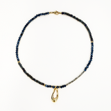 Azade Κολιέ με Μπλε Χάντρες και Ανάγλυφο Χρυσό Μοτιφ