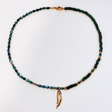 Azade Κολιέ με Πράσινες Χάντρες και Χρυσό Μοτιφ Κοράλι